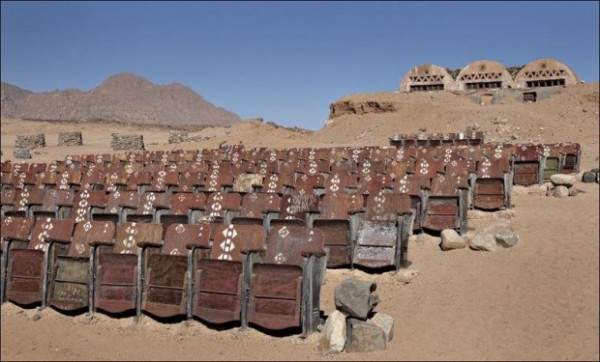 Заброшенный кинотеатр в пустыне 