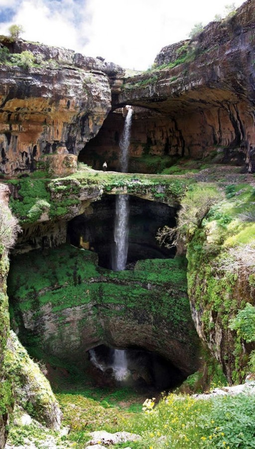 Баатара - водопад протекающий сквозь гору 