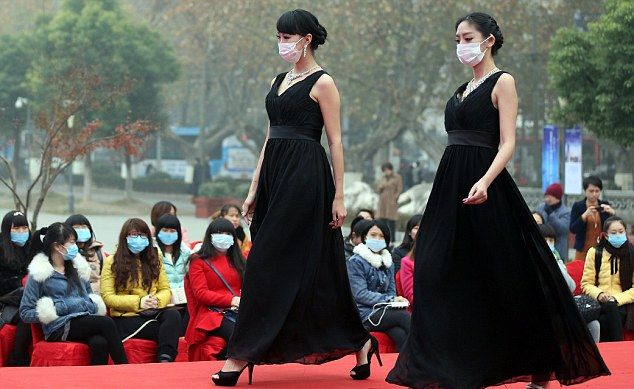 Китайские модели вынуждены носить на показах маски 