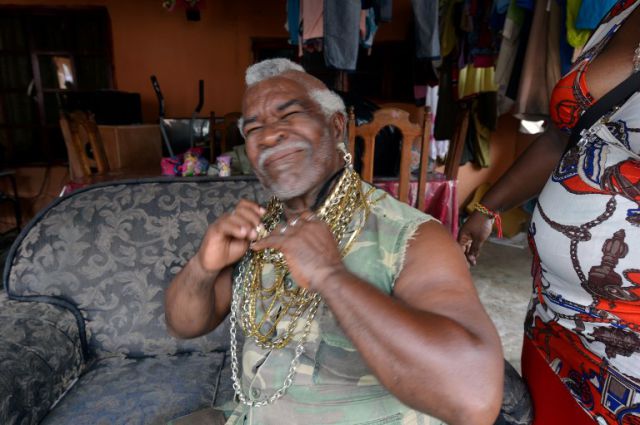 Крутой чистильщик кокосов