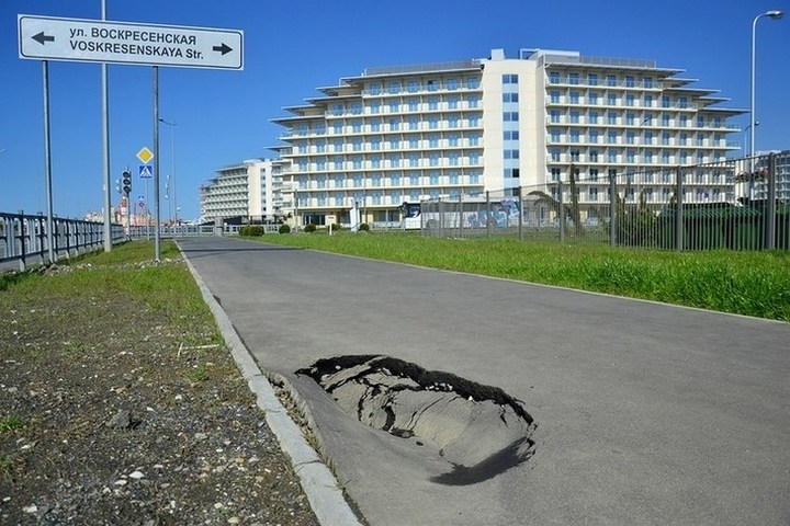 http://www.dobriiden.ru/sites/dobriiden.ru/files/deserted_sochi_after_the_2014_olympics_30.jpg