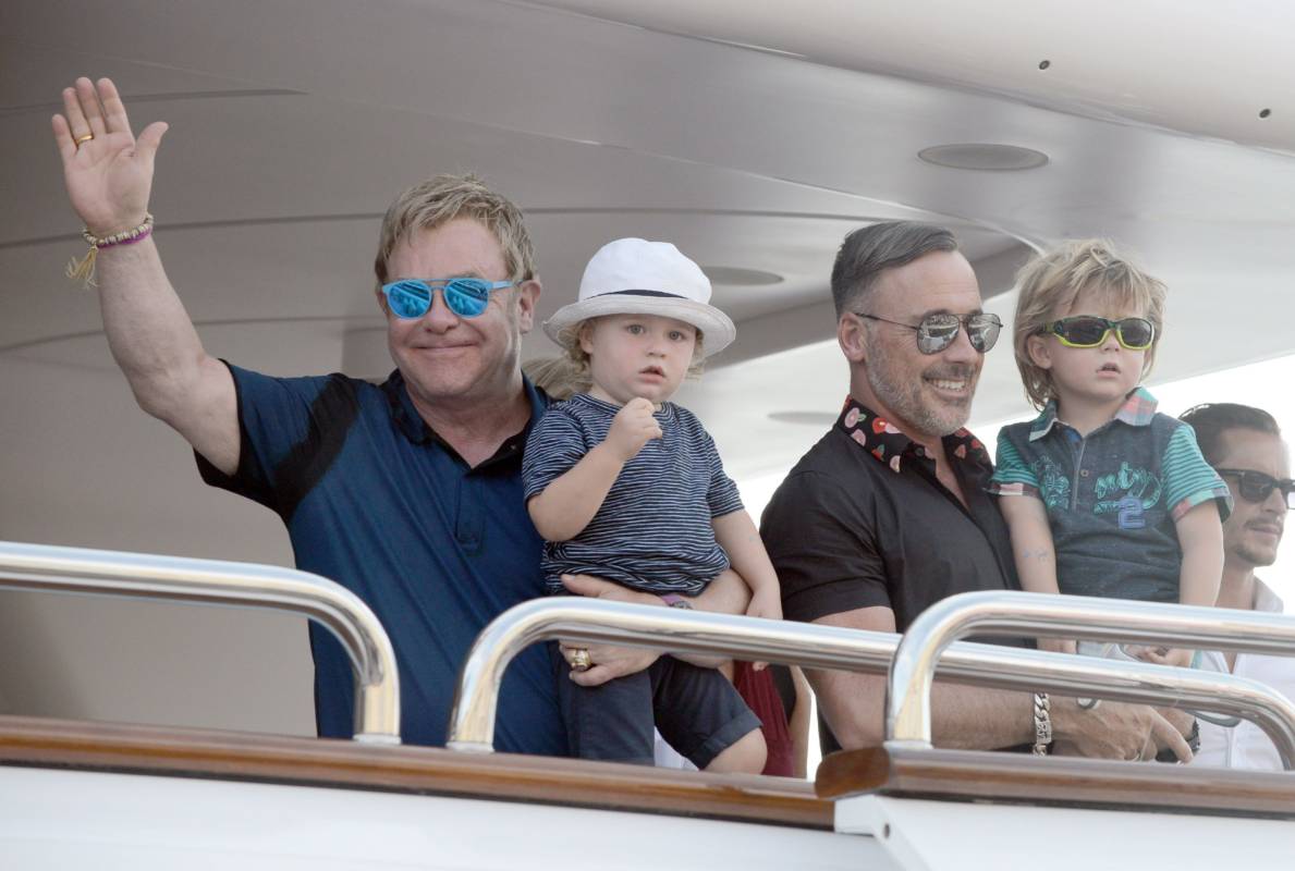 Элтон Джон с мужем и сыновьями отдыхает в Сен-Тропе