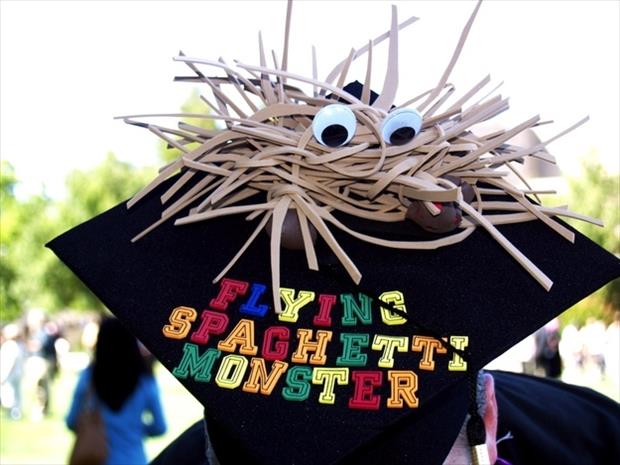 Креативные шапки выпускников 