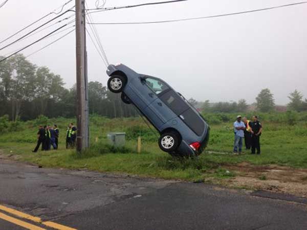 Бабуля на минивэне заехала на столб