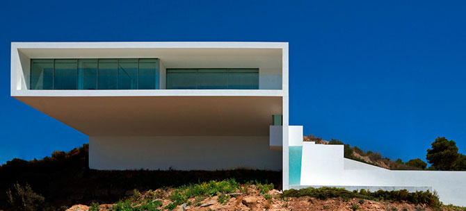 Дом на скале, парящий над Средиземным морем