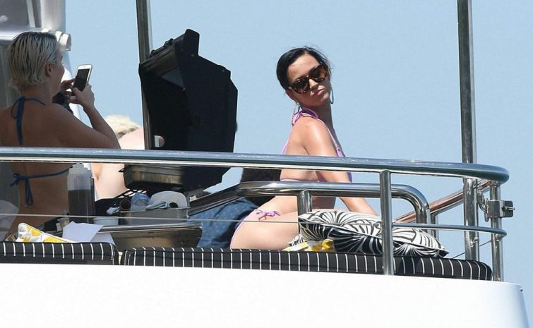 Кэти Пэрри на отдыхе без макияжа и фотошопа