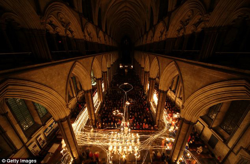  Величественное зрелище: Солсберийский собор в свете сотен свечей 