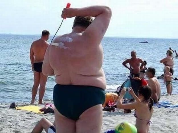 Мужчины на пляжах, которым не мешало бы похудеть 