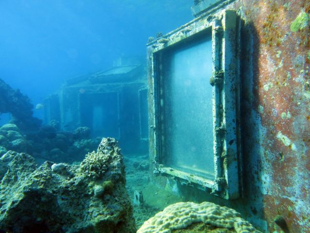 Стрип-клуб на дне моря