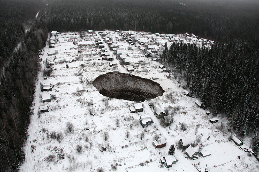 Шокирующие фото провала грунта в Соликамске 