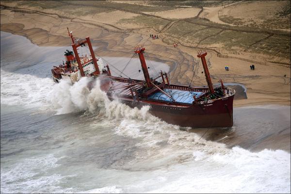 Шторм выбросил сухогруз на побережье Франции