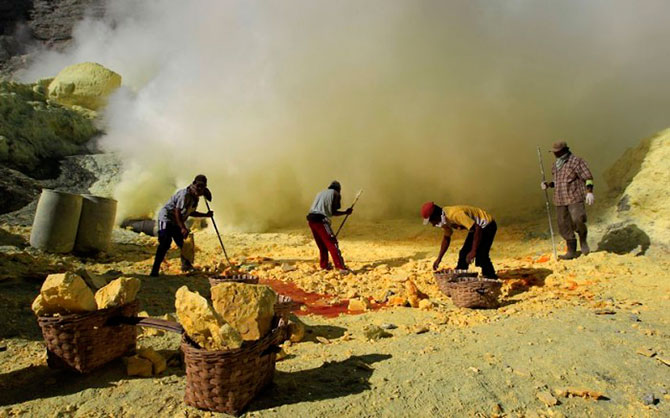 Шахтеры серных шахт