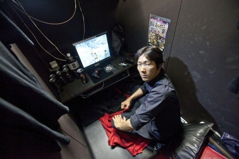  Жизнь японских обитателей интернет-кафе 