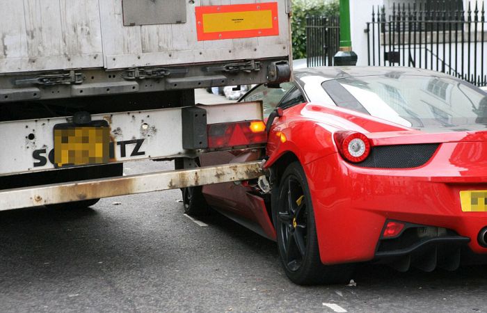 Водитель грузовика не заметил Ferrari 458 Italia