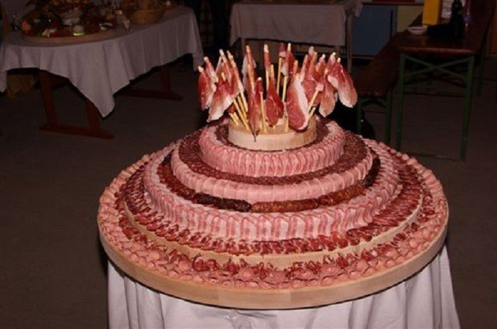 unusual_wedding_cake_from_serbia.jpg