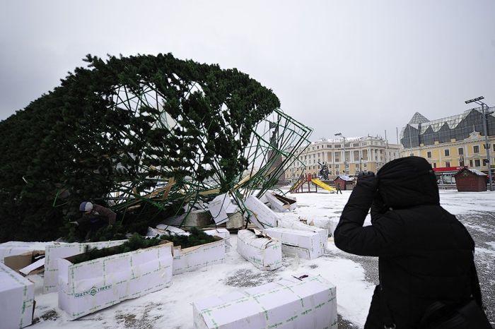 Во Владивостоке упала городская ёлка