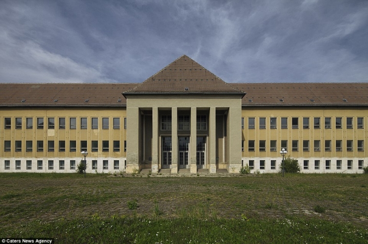 Заброшенная школа, где выращивали молодых фашистов